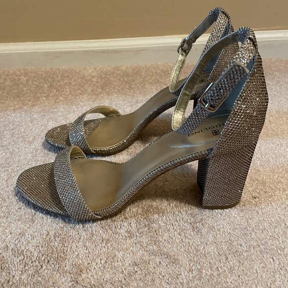 Bandolino Size 8.5 Gold Block Heels - Picture 4 of 4